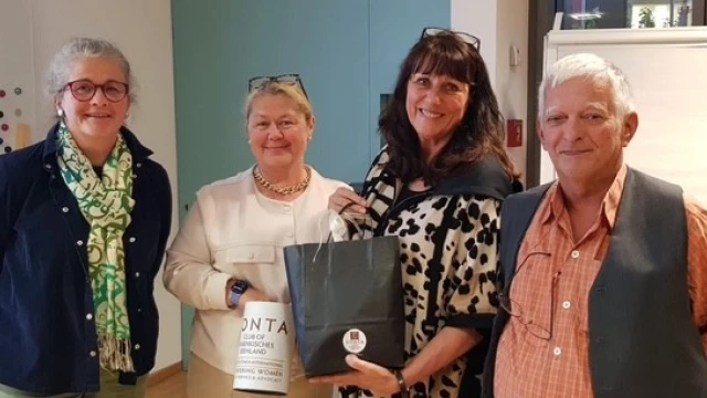 Personen am Foto v. l. n. r: Lucia Ermisch (ehemalige Zontapräsidentin und Reiseleiterin) - Dr. Gabriele Wieland (derzeitige Zontapräsidentin) - Mona Behninger - Dr. Heinz Giering   